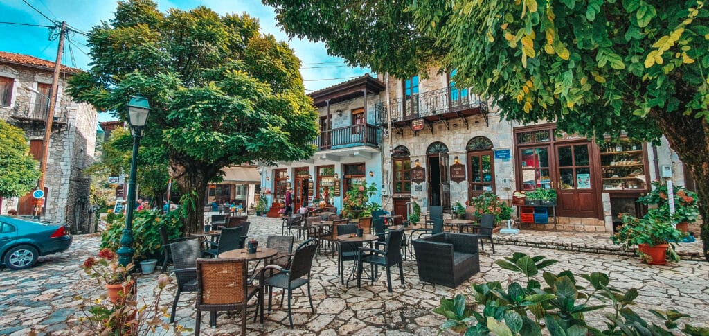Μονοκατοικίες, πλακόστρωτα σοκάκια, ανθισμένα μπαλκόνια – η ομορφιά κρύβεται στα απλά