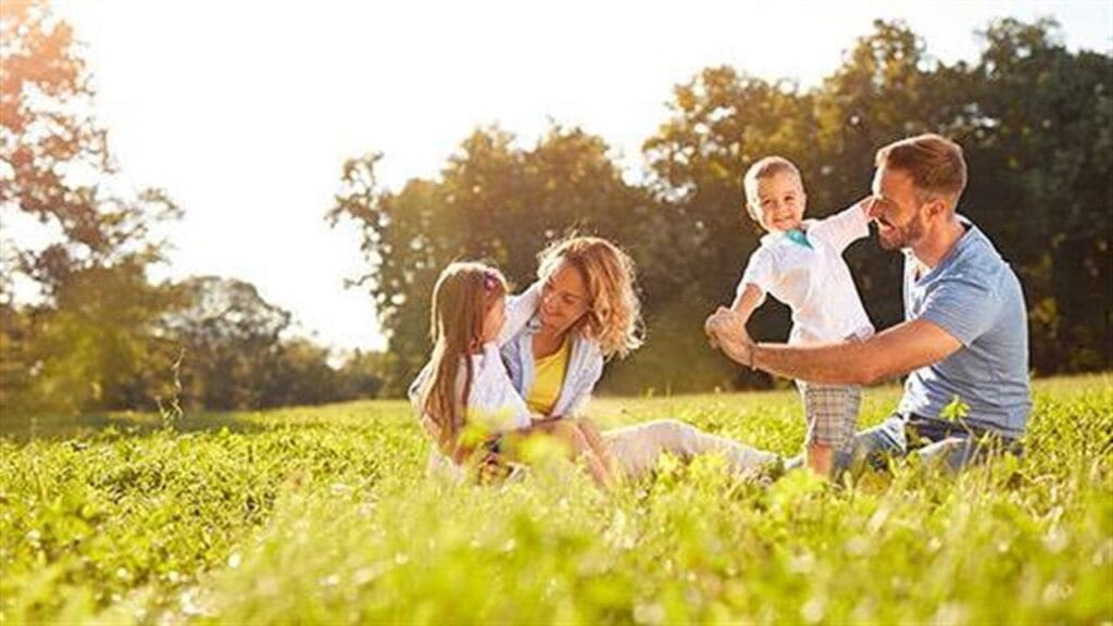 Σε έναν κόσμο που αλλάζει με ιλιγγιώδεις ρυθμούς, η ανατροφή των παιδιών μας δεν μπορεί να βασίζεται μόνο στη γνώση.