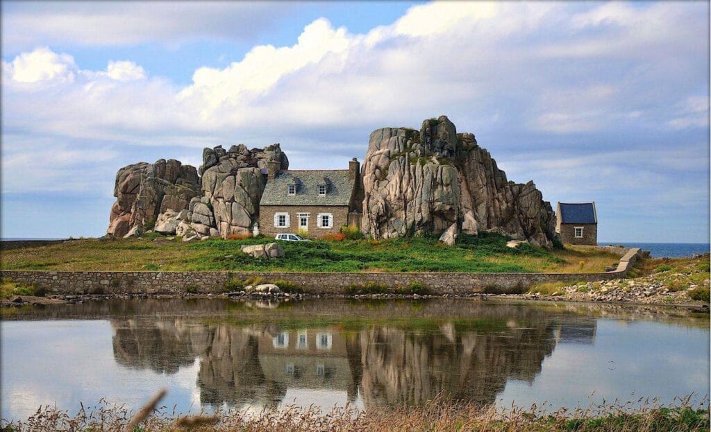 Είναι ένα πραγματικό, κατοικήσιμο σπίτι, φτιαγμένο εξ ολοκλήρου από... γιγαντιαίους βράχους.