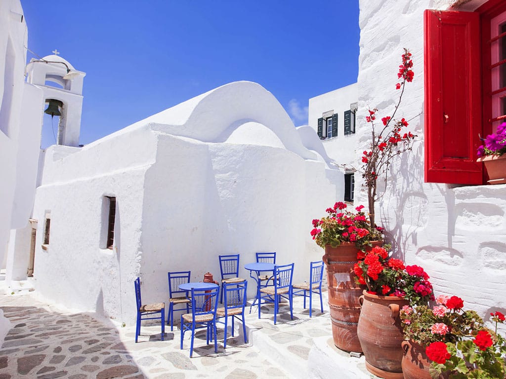 Μονοκατοικίες, πλακόστρωτα σοκάκια, ανθισμένα μπαλκόνια – η ομορφιά κρύβεται στα απλά