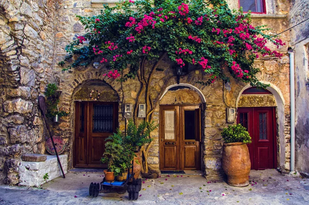 Μονοκατοικίες, πλακόστρωτα σοκάκια, ανθισμένα μπαλκόνια – η ομορφιά κρύβεται στα απλά