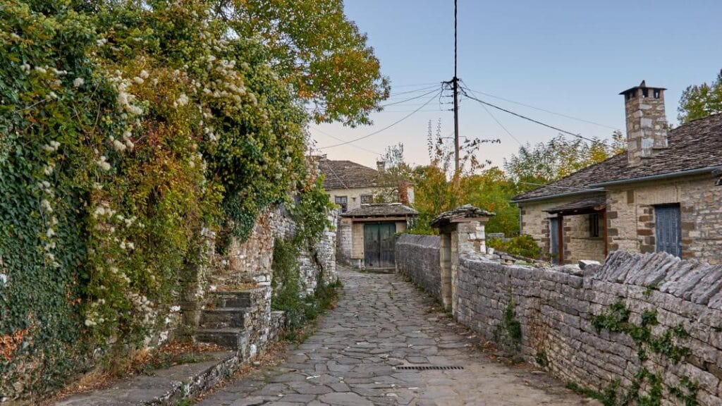 Μονοκατοικίες, πλακόστρωτα σοκάκια, ανθισμένα μπαλκόνια – η ομορφιά κρύβεται στα απλά