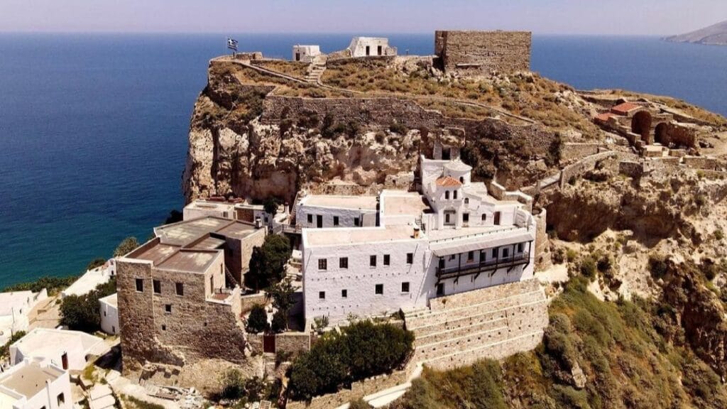 Στην καρδιά του Αιγαίου, εκεί όπου οι Σποράδες ακουμπούν τις Κυκλάδες, η Σκύρος στέκεται σαν ζωντανό ποίημα