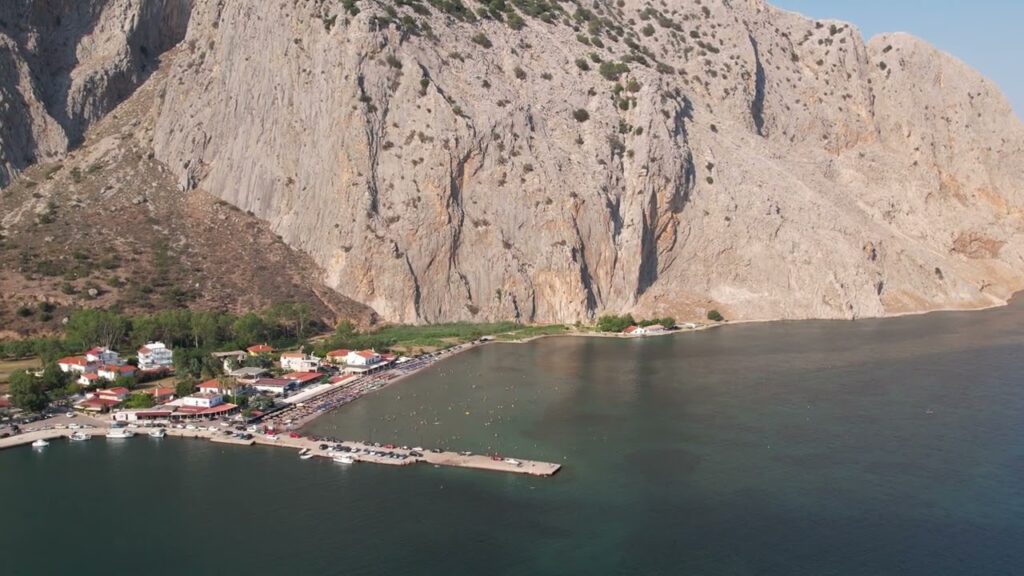 Απόμερο γραφικό χωριό στην Ελλάδα, περιτριγυρισμένο από φύση – ιδανικό για μυστική απόδραση όπως την ξέρουν μόνο οι ντόπιοι.