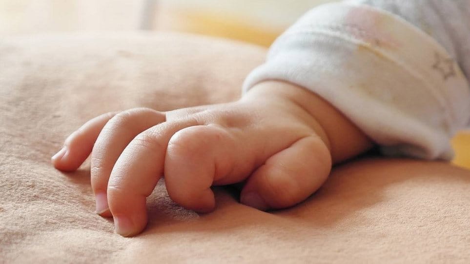 Διασώστης του ΕΚΑΒ εντοπίζει νεογέννητο σε κάδο απορριμμάτων στο Ηράκλειο, τυλιγμένο σε σακούλα με έντονη μυρωδιά χλωρίνης