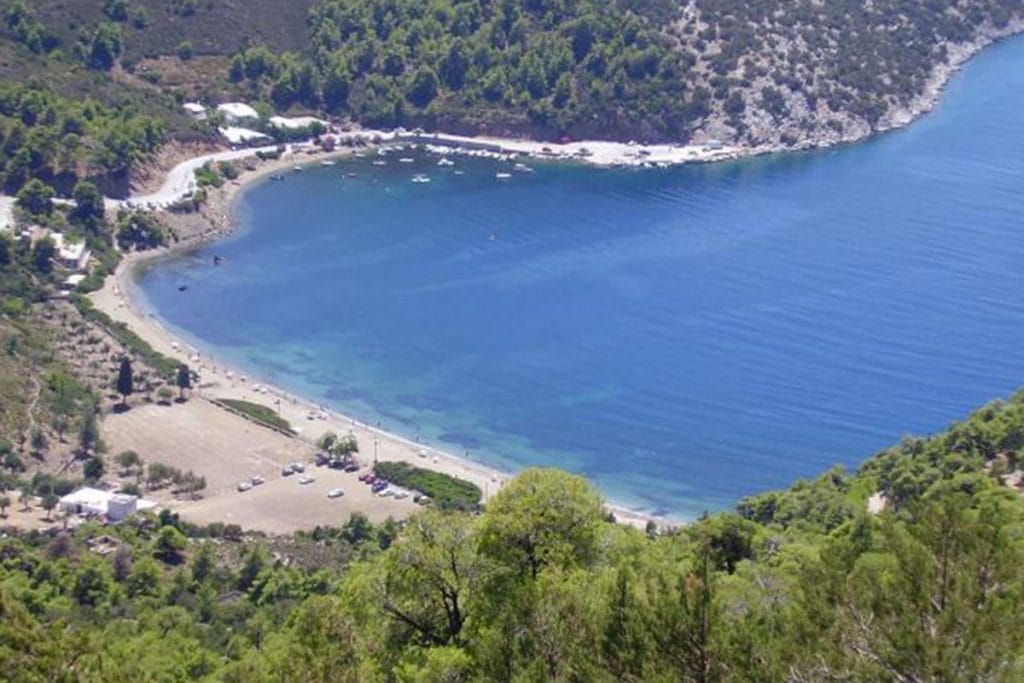 Στην καρδιά του Αιγαίου, εκεί όπου οι Σποράδες ακουμπούν τις Κυκλάδες, η Σκύρος στέκεται σαν ζωντανό ποίημα