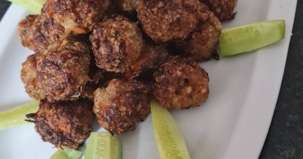 Υπάρχουν φαγητά που ξυπνούν αναμνήσεις. Ένα από αυτά είναι τα κεφτεδάκια με δυόσμο. Δεν είναι απλώς ένα μεζεδάκι – είναι η καρδιά του οικογενειακού τραπεζιού,