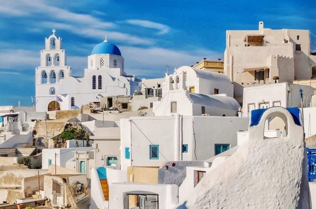 Μονοκατοικίες, πλακόστρωτα σοκάκια, ανθισμένα μπαλκόνια – η ομορφιά κρύβεται στα απλά