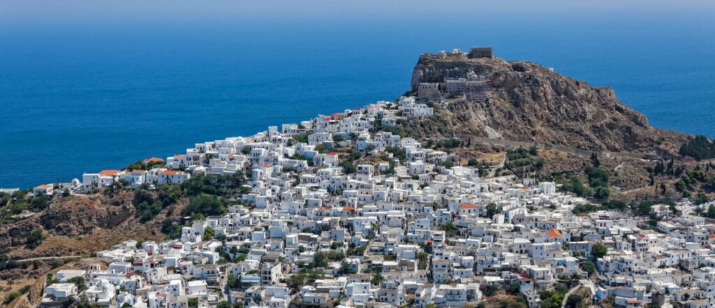 Στην καρδιά του Αιγαίου, εκεί όπου οι Σποράδες ακουμπούν τις Κυκλάδες, η Σκύρος στέκεται σαν ζωντανό ποίημα