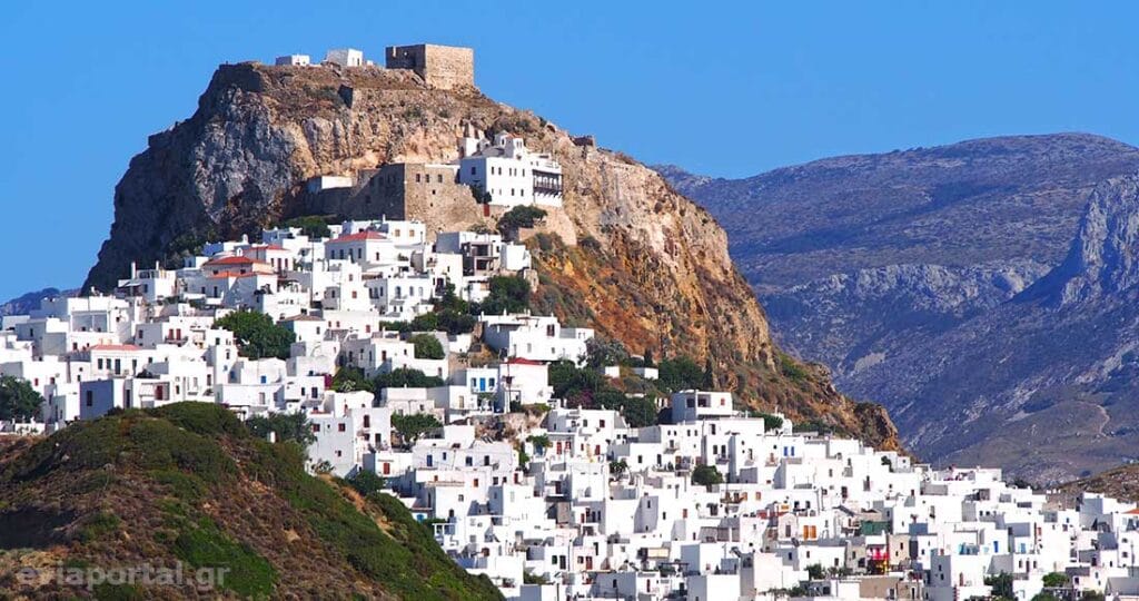 Στην καρδιά του Αιγαίου, εκεί όπου οι Σποράδες ακουμπούν τις Κυκλάδες, η Σκύρος στέκεται σαν ζωντανό ποίημα