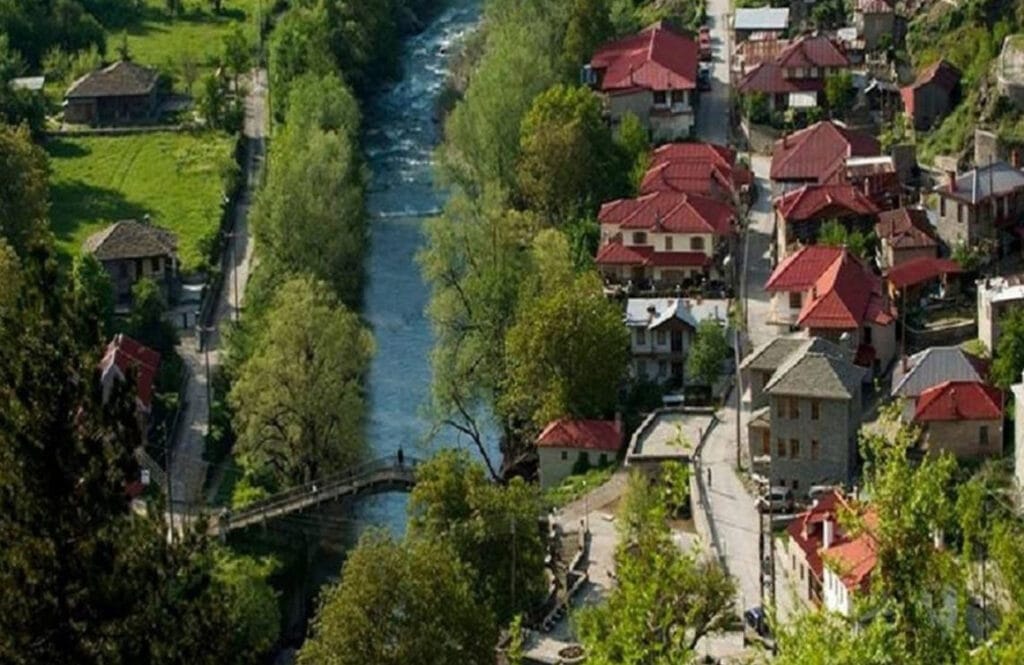 Απόμερο γραφικό χωριό στην Ελλάδα, περιτριγυρισμένο από φύση – ιδανικό για μυστική απόδραση όπως την ξέρουν μόνο οι ντόπιοι.