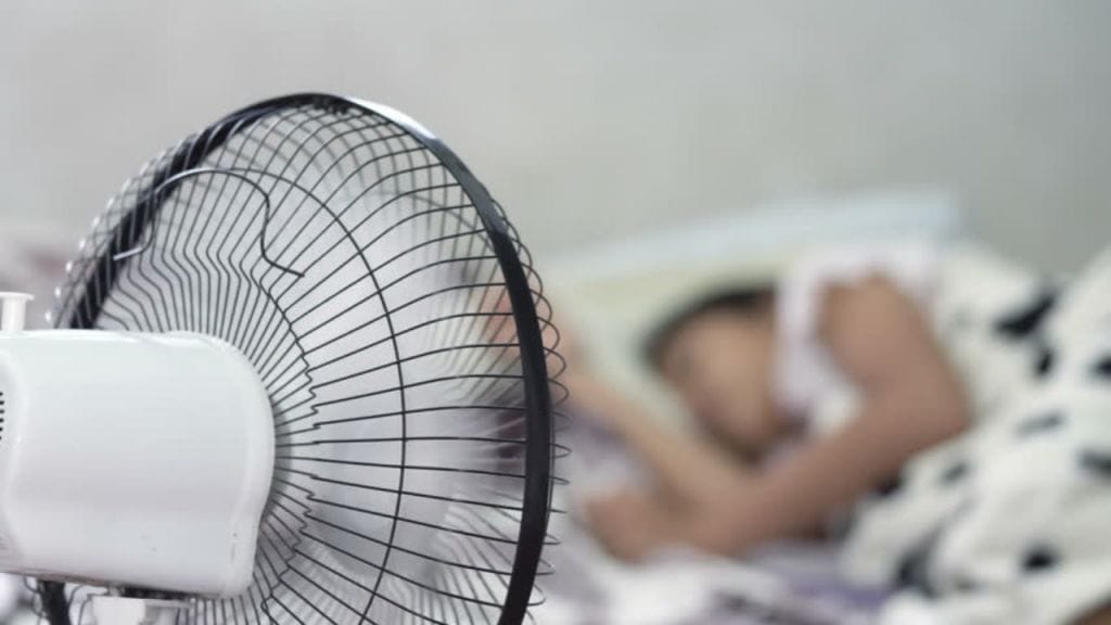 Γιατί Δεν Πρέπει να Κοιμάστε με Ανοιχτό τον Ανεμιστήρα – Τι Λένε οι Ειδικοί
