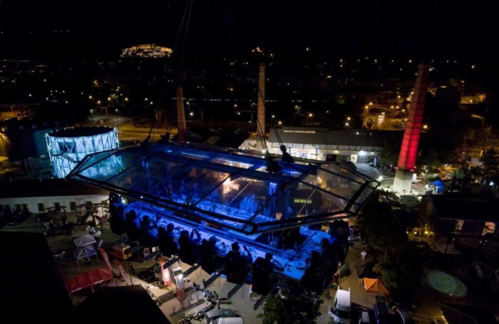 Αν νομίζατε ότι έχετε δει τα πάντα στον κόσμο της εστίασης, το Dinner in the Sky Athens ήρθε για να σας διαψεύσει