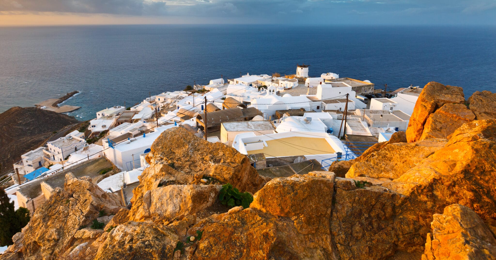 Η Ανάφη δεν είναι απλώς ένας καλοκαιρινός προορισμός. Είναι μια εμπειρία επιστροφής στις ρίζες, ένα ταξίδι πίσω στον χρόνο και μπροστά στην ουσία της ζωής.