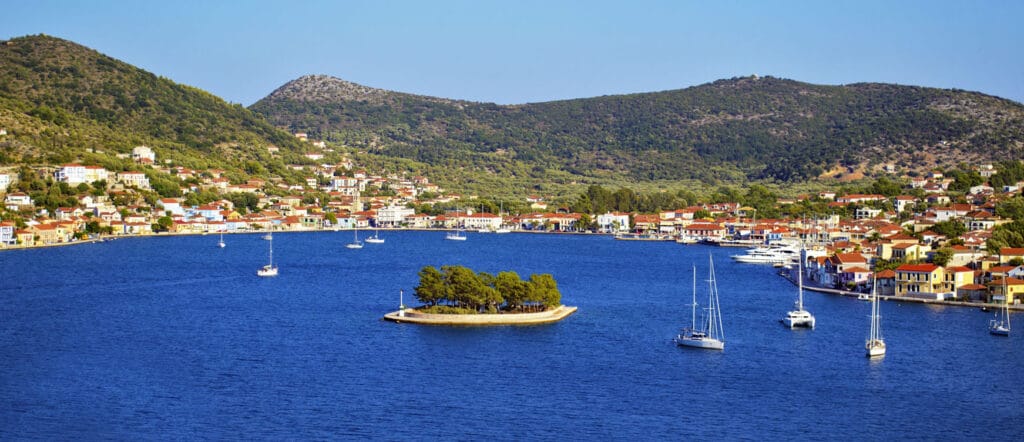 Ταξιδέψτε στην Ιθάκη και ζήστε την απόλυτη αρμονία φύσης, ιστορίας και γεύσεων. Από τους μύθους του Οδυσσέα ως τη χταποδόπιτα και το ροβανί, το νησί προσφέρει εμπειρίες που μένουν αξέχαστες.