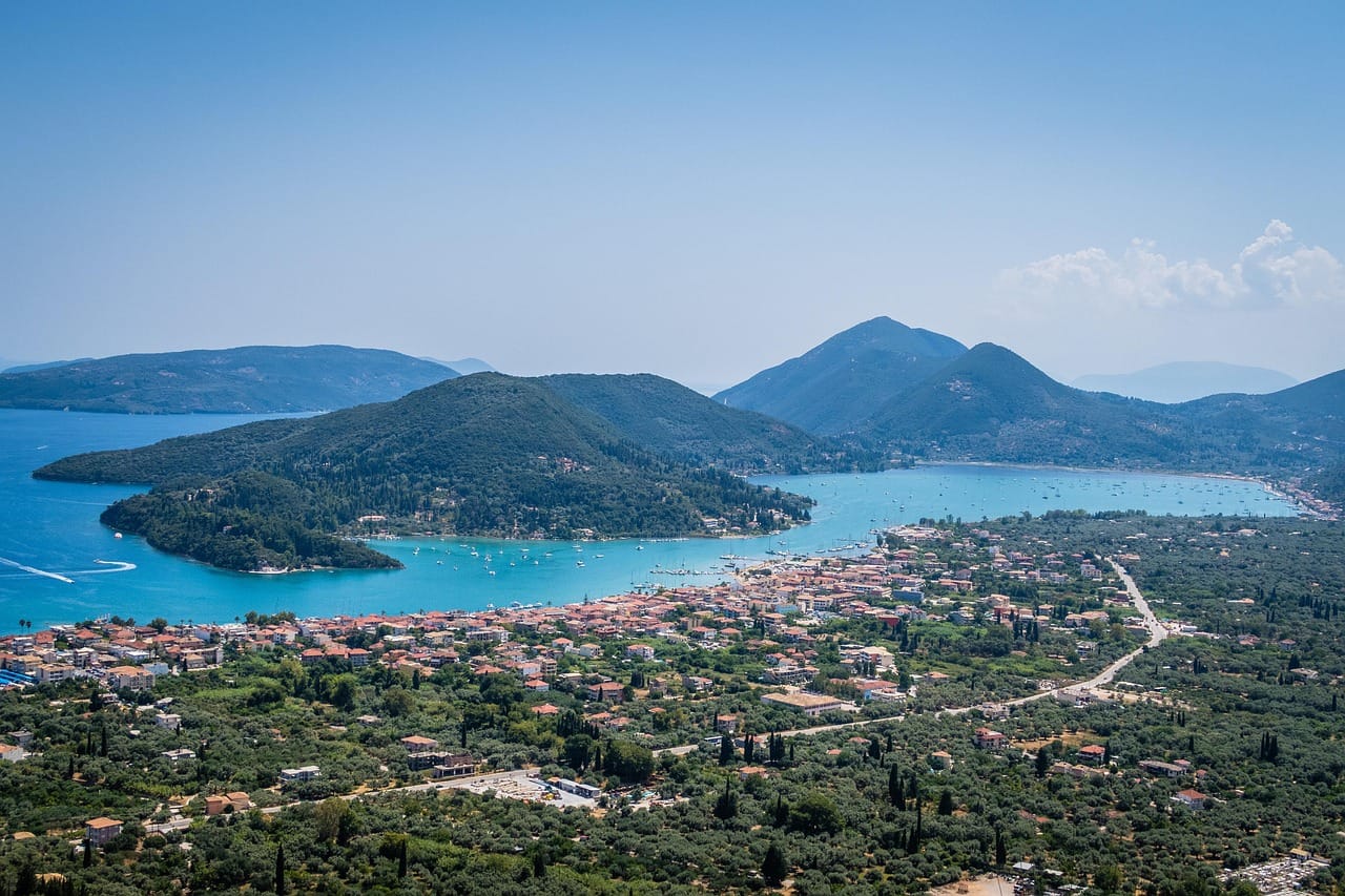 Λευκάδα: Το μαγευτικό νησί του Ιονίου που συνδυάζει φυσικό μεγαλείο, πολιτισμό και εύκολη πρόσβαση