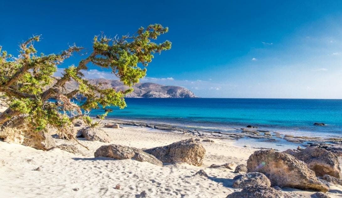 Λίγα μέρη στην Ελλάδα προσφέρουν την αίσθηση απομόνωσης, φυσικής ομορφιάς και τροπικής γοητείας που χαρίζει η παραλία Κεδρόδασος.