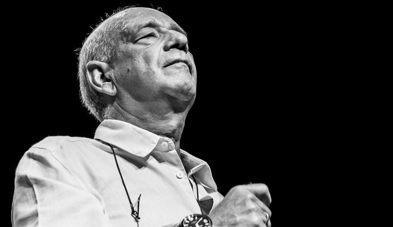 «Πάντα γελαστοί», ένα μελαγχολικό ζεϊμπέκικο με στίχους που «κουβαλούν» αίμα, μνήμη και προσωπικό πόνο.