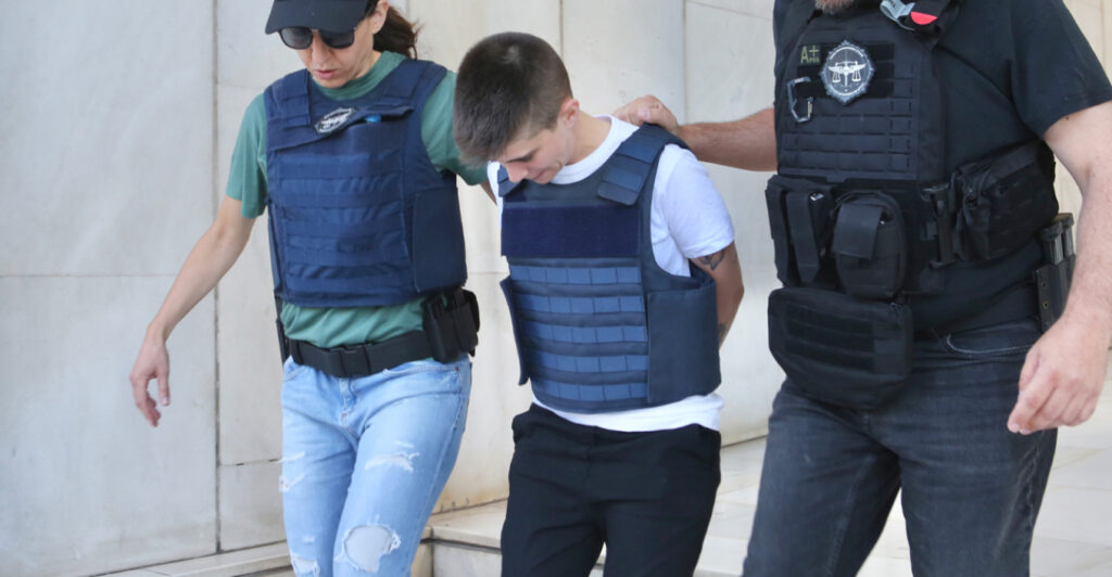 Ειρήνη Μουρτζούκου: Με χειροπέδες και αλεξίσφαιρο στα δικαστήρια