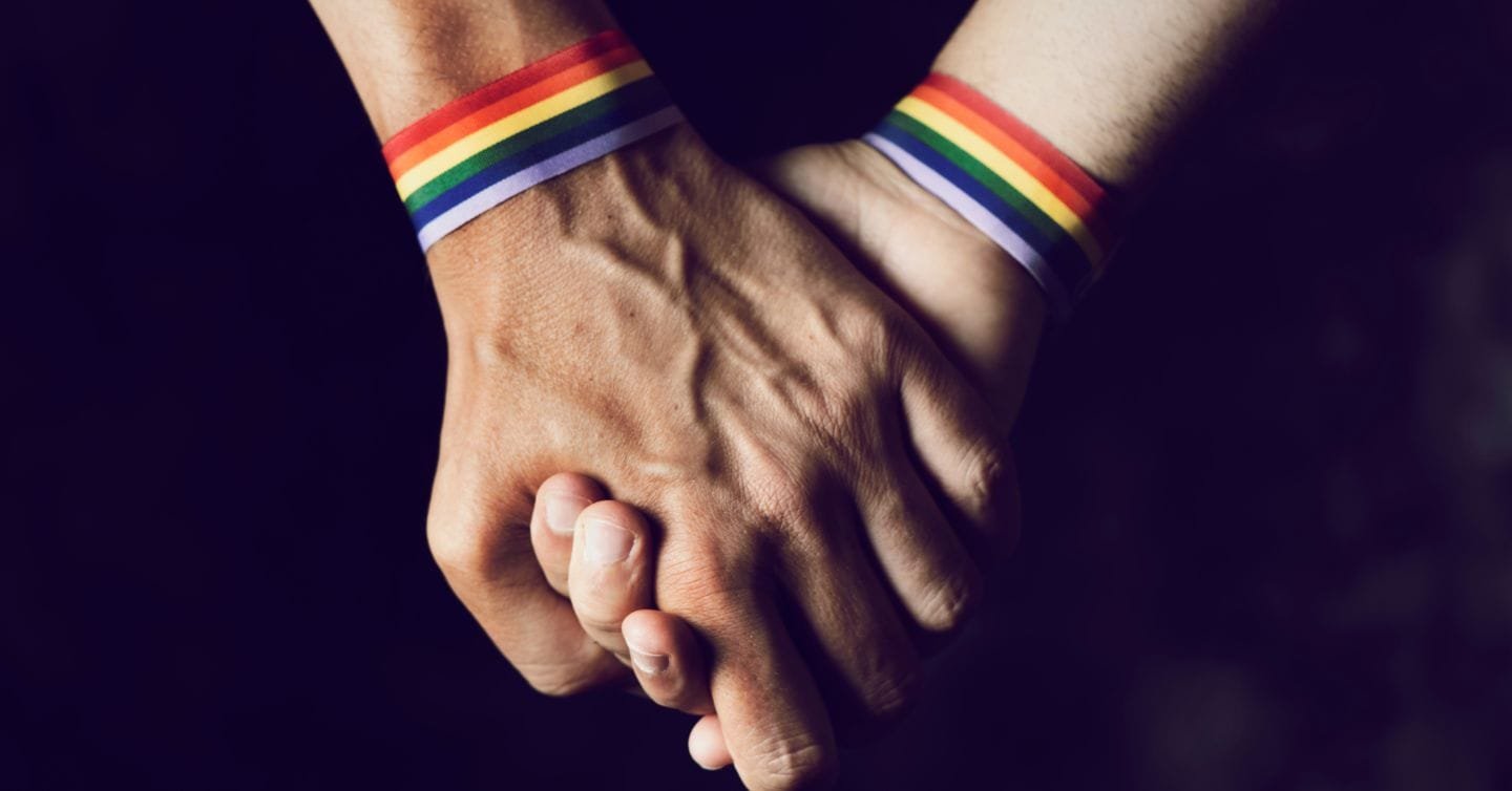 Συνταγματικός ο γάμος και η τεκνοθεσία ομόφυλων ζευγαριών