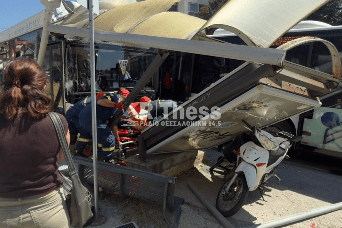Λεωφορείο έπεσε σε στάση στη Νεάπολη – 4 τραυματίες