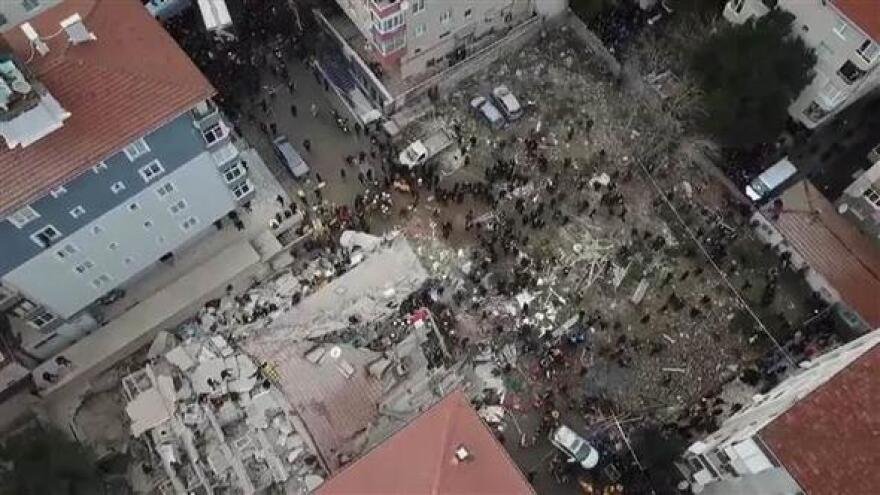 Κωνσταντινούπολη: Κατέρρευσε κτίριο – Ένας νεκρός